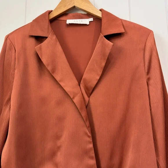 ASTR The Label Women's Calypso Long Sleeve Cropped Collared Blouse Top Large NWT - Picture 2 of 15